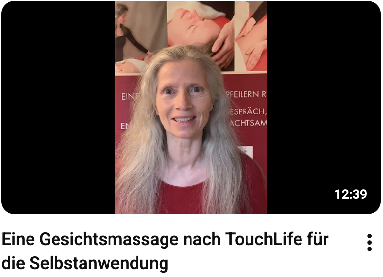 Kali S. von Kalckreuth zeigt eine Gesichtsbehandlung für die Selbstanwendung
