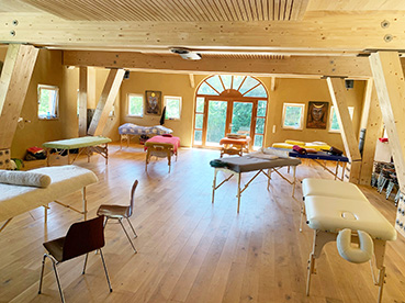 Atemhaus Hubertushof Seminarraum viel Holz und Licht Massagetische für die TouchLife Schulung im Atemhaus Hubertushof