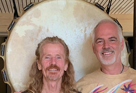 Nils Tannert und Frank B. Leder vor der O-Daiko Trommel Nils Tannert ist Percussionist und Taiko Trommler. Frank B. Leder ist Begründer der TouchLife Massage Methode